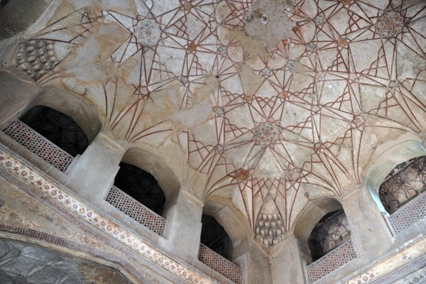 Dome inside the western gate to the Tomb of Jahangir