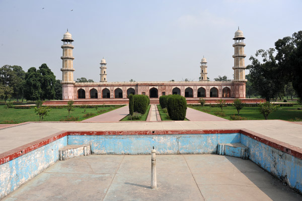 Dry fountains on the east-west axis of the Tomb of Jahangir