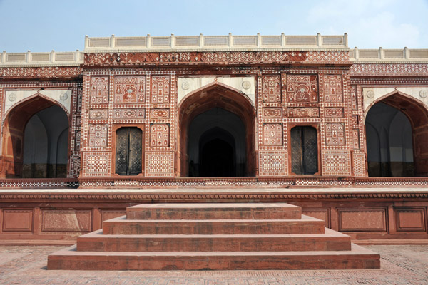 Western stairs leading into the Tomb of Jahangir