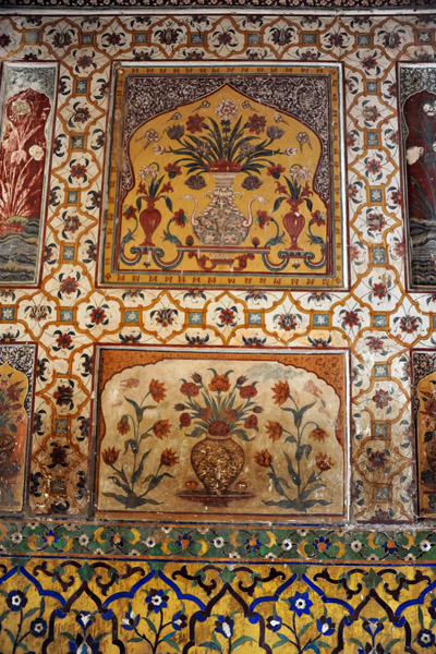 Artistic pietra dura on the interior of Jahangir's Tomb