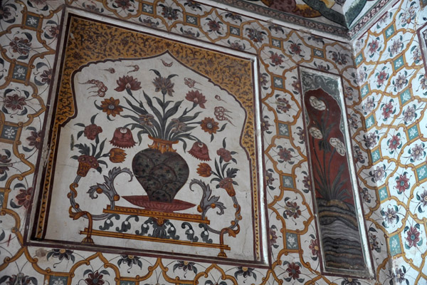 Artistic pietra dura on the interior of Jahangir's Tomb