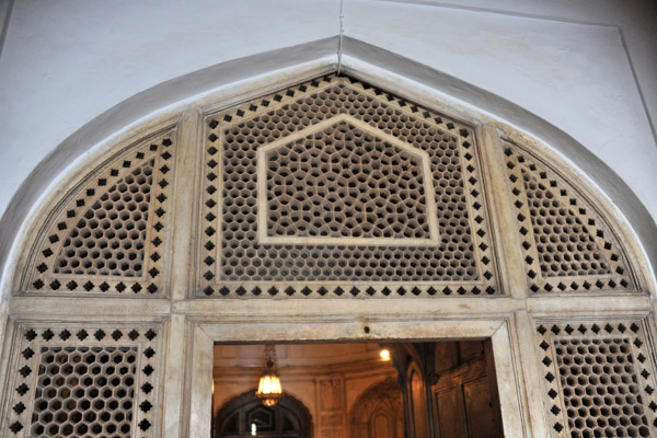 Carved marble screen leading to the burial chamber - Jahangir's Tomb