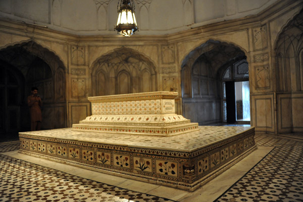 Burial chamber, Jahangir's Tomb