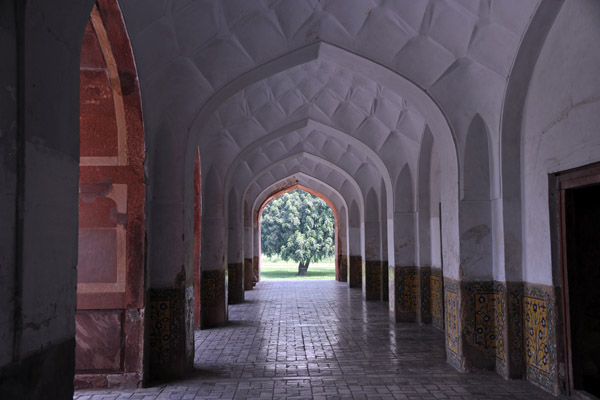 Passageway leading around the outside of Jahangir's Tomb