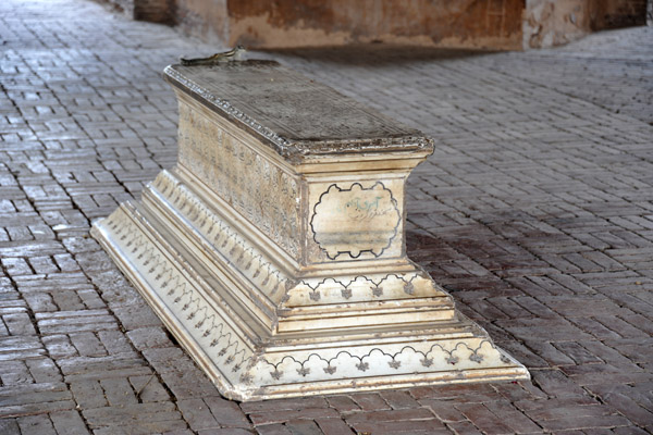 Sarcophagus of Asif Khan, not nearly as ornate as the one of Jahangir