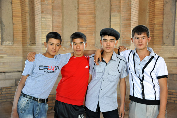 Young Turkmen touring Konye-Urgench