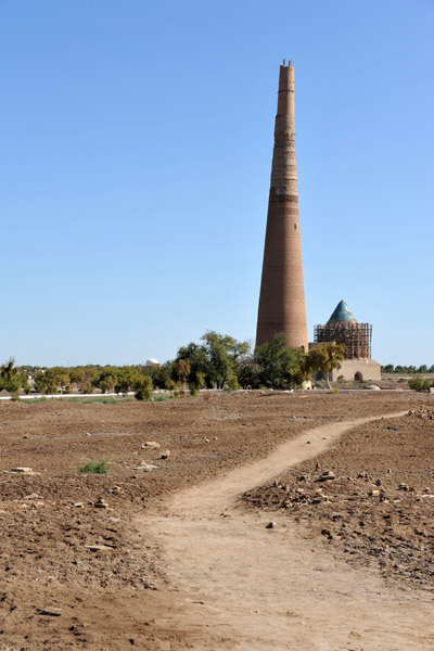 Dirt trail leading towards the Gutlug Timur Minaret