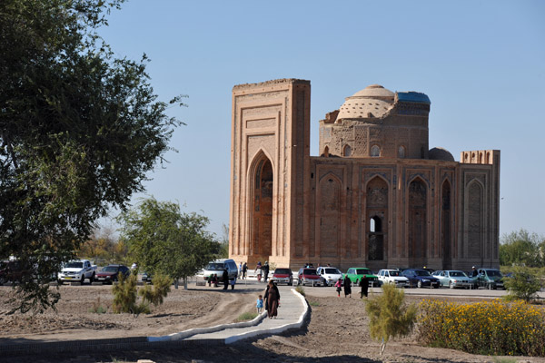 Looking back at the Mausoleum of Turabeg Khanym