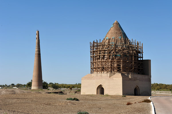 Sultan Tekesh Mausoleum with the Gutlug Timur Minaret, Konye-Urgench
