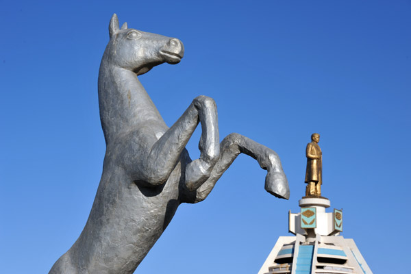 Statue of a rearing horse in a park along Türkmenbaşy şaýoly