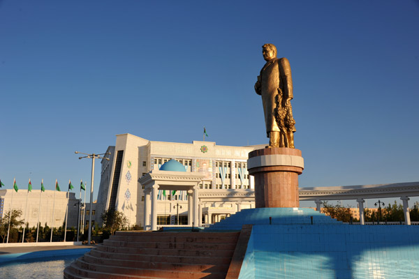 Golden statue of Turkmenbashy, Dashoguz