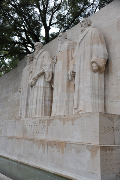 The central statues of 5 meters tall