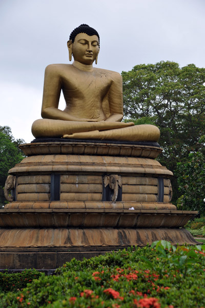 Seated Buddha, Viharamahadevi Park
