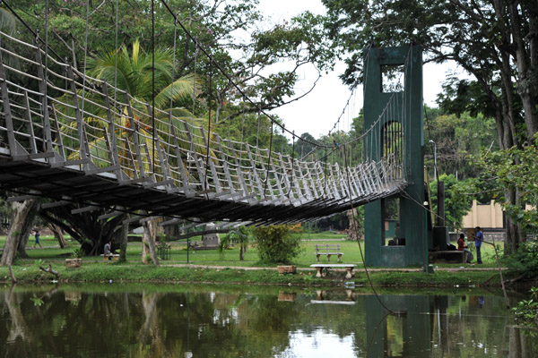 Bridge across the pond, Viharamahadevi Park