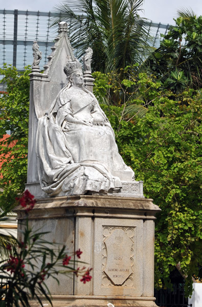 Statue of Queen Victoria tucked away next to the Natural History Museum