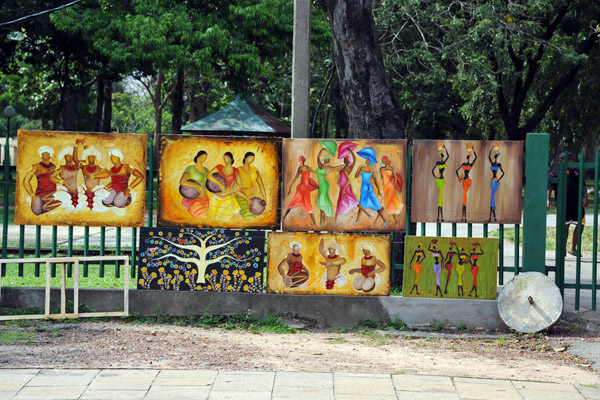 Art market along Nelum Pokuna Mawatha on the south side of Viharamahadevi Park