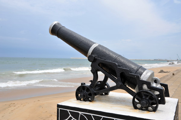 Cannon facing the sea, Fort District