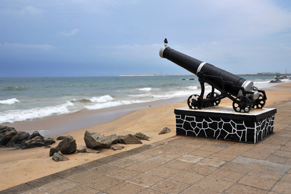 Cannon facing the sea, Fort District