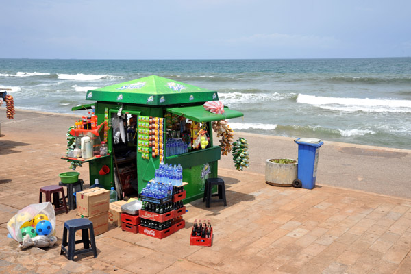 Kiosk along the seawall promenade, Galle Face 