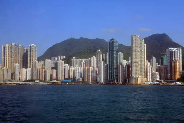 The buildings of Hong Kong Island are tall, but non reaches above the highest mountains