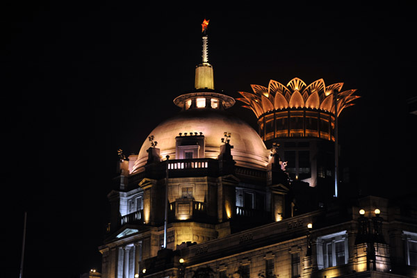 Dome of the old HSBC Building on the Bund (1923) with the crown-shaped Westin Bund Center