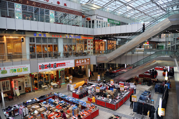 Small shopping center across the street from the Jumeirah Himalayas (花木片区)