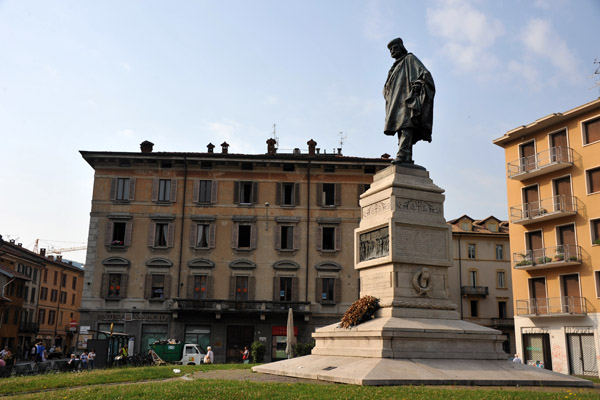 Piazza Vittoria with the Garibaldi statue, Como