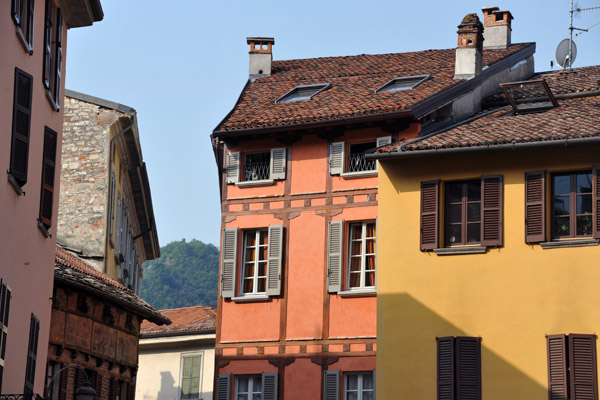 Old houses on Piazza San Fedele, Como