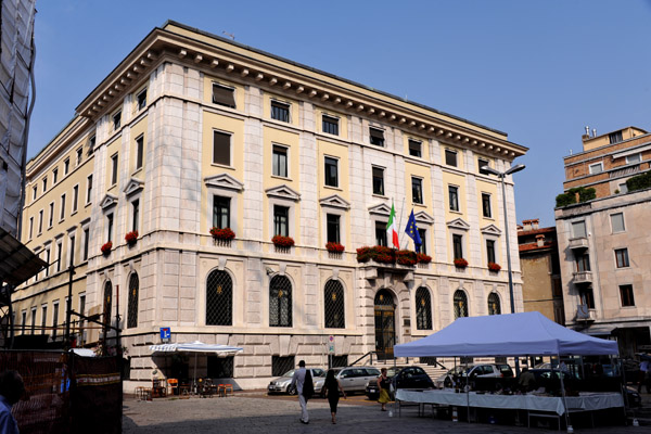 Piazza Pietro Perretta, Como