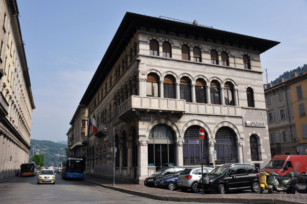 Via Caio Secondo Plinio leading from Piazza Duomo to the lake