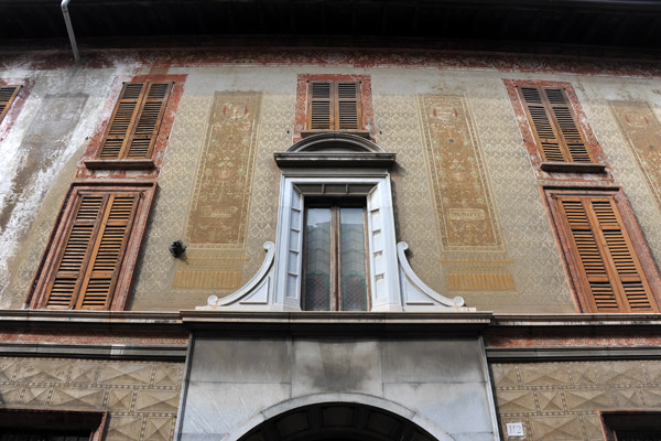 Old house with painted faade, 112 Via Vittorio Emanuele II