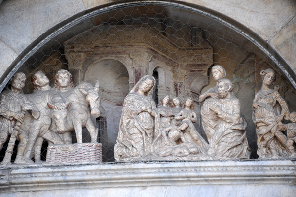 Nativity scene, Gothic faade, Como Cathedral