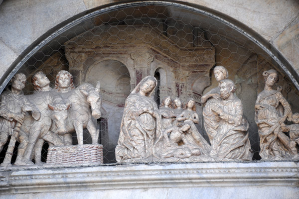 Nativity scene, Gothic façade, Como Cathedral