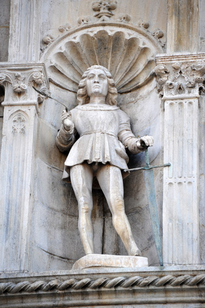 Early Italian fashion, Como Cathedral sculpture