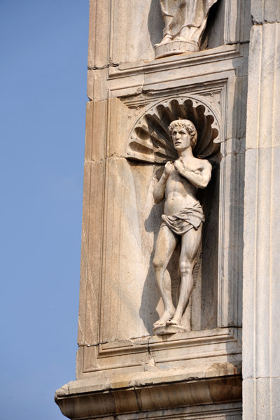 Statues of the saints adorn the gothic faade of Como Cathedral