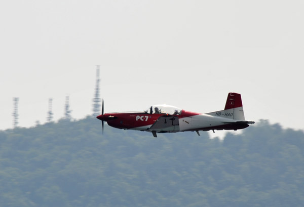 Very low-level in a Pilatus PC-7 (HB-HAO) over Lake Como (Someone is having too much fun)