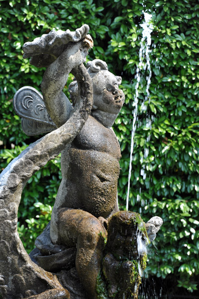 Fountain in front of the Villa Carlotta
