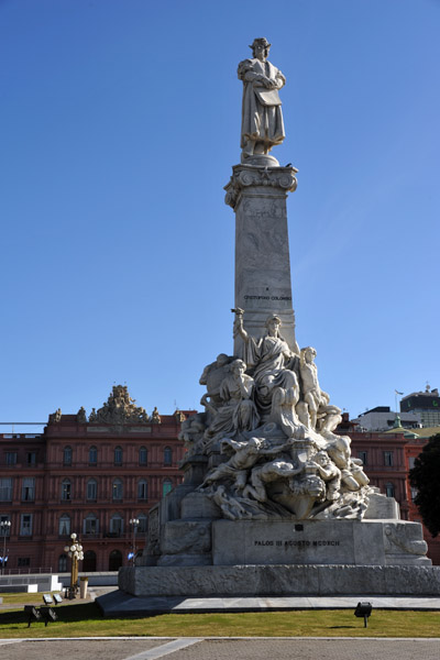 Columbus Monument in front of the Casa Rosada