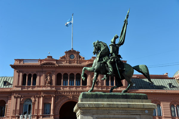 Casa Rosada with the General Manual Belgrano equestrian monument