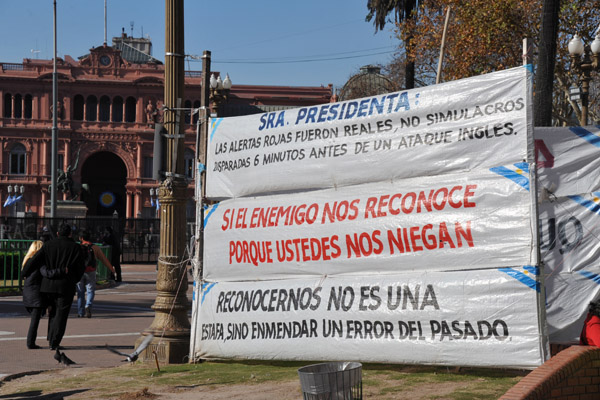 Banners addressed to Mrs. President on the Plaza de Mayo in support of Argentina's claim on the Falklands
