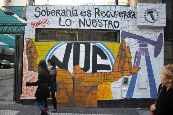 Soberana es Recuperar Lo Nuestro - political mural, Av. de Mayo, Buenos Aires