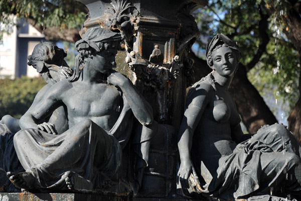 Fountain on the west side of Av 9 de Julio just south of Calle Córdoba