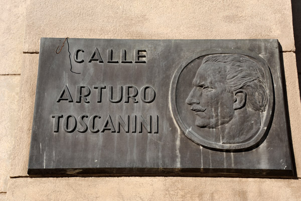 Calle Arturo Toscanini on the north side of the Teatro Coln
