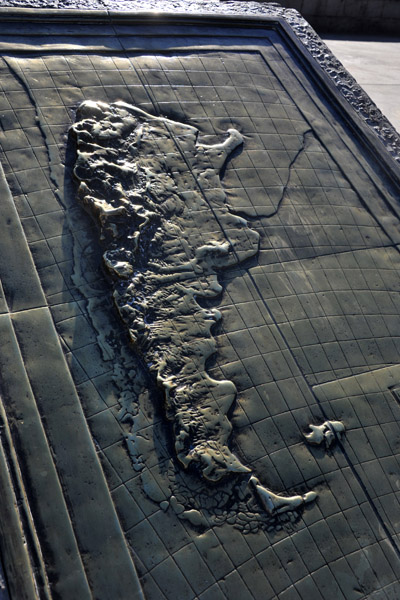 A bronze relief map of Argentina (prominently showing Las Malvinas)