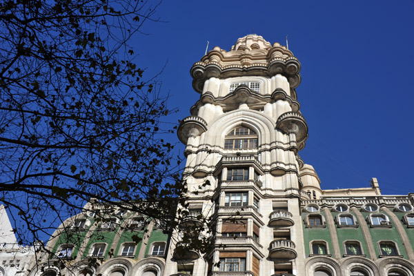 The tower of Palacio Barolo is 100m tall
