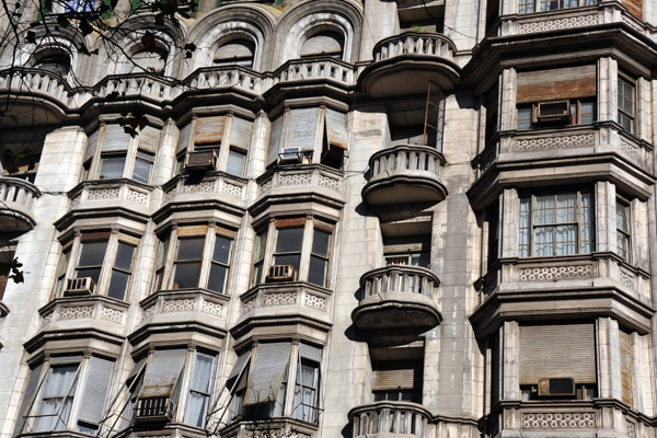 Windows and balconies, Palacio Barolo