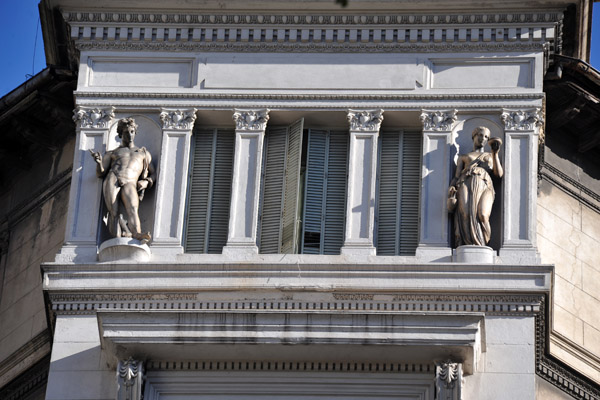 Classical sculpture on the façade of Edificio La Inmobiliaria