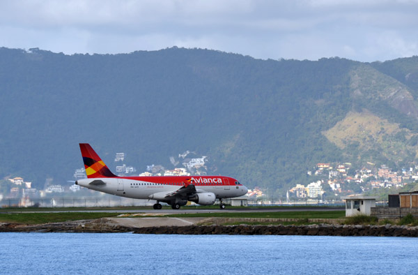 Avianca (Brasil) EMB-190 (PR-AVD) about to take off from Santos Dumont Airport, Rio de Janeiro