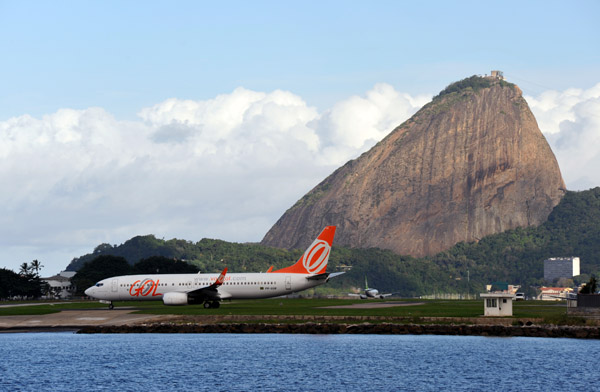 Gol B737 (PR-GGB) with Po de Acar, Santos Dumont Airport