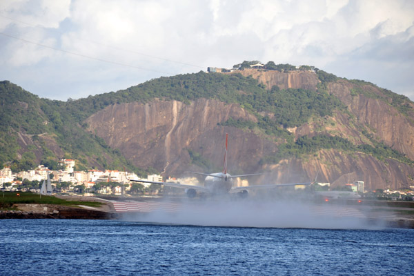 Gol's departure kicking up the waters of Guanabara Bay